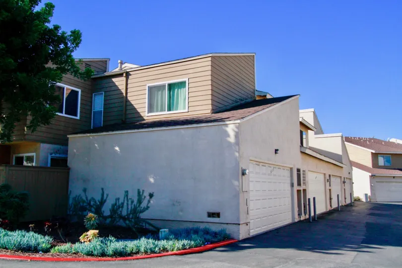 A sunny day in the Brookview with lots of elegant houses with good atmosphere with lots of trees and plants.