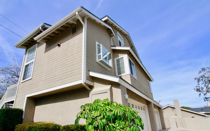 The building in the Canyon Walk is the very huge houses with sheds with lots of trees and plants.