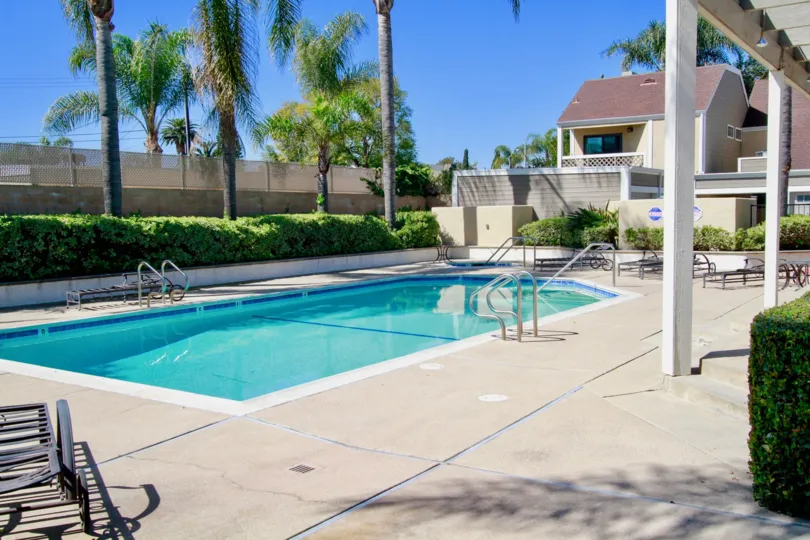 the beautiful blue sky above the pool of the Ceder Glen Townhomes