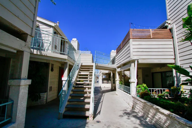 in coral point the apparments is good around the link of houses in costa mesa in california