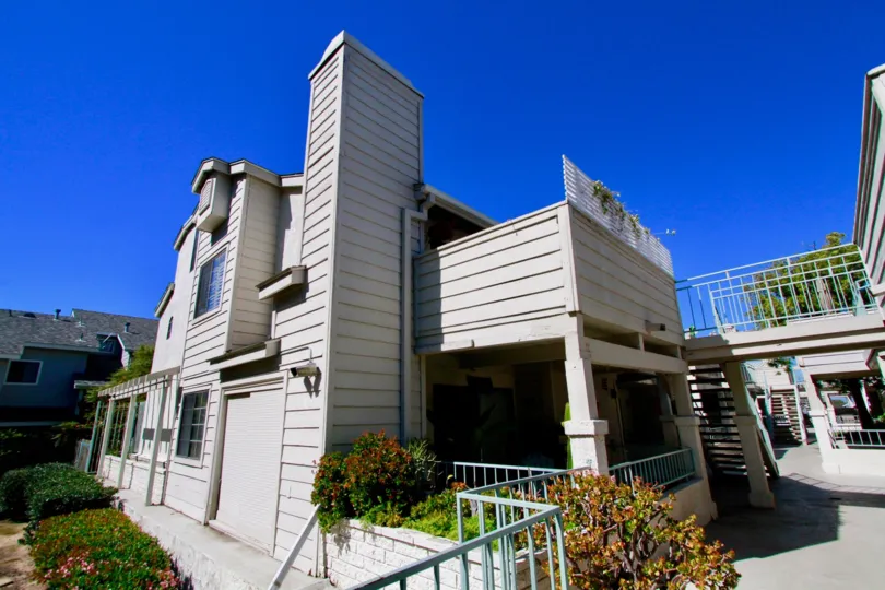Fabulous villa with balcony steps and small garden in Coral Point of Costa Mesa