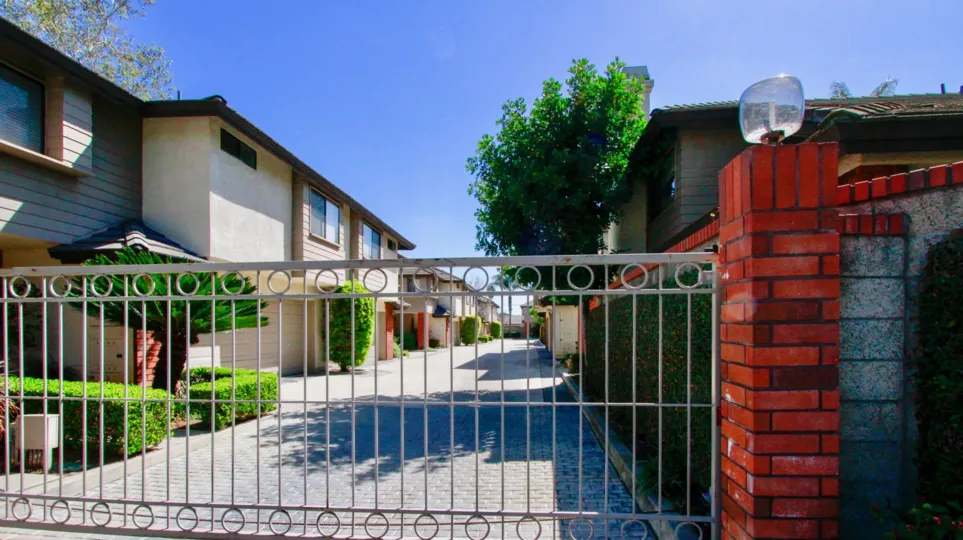 THE HOUSE IS VERY BEAUTIFUL AND LONG GATE BEAUTIFUL GARDEN