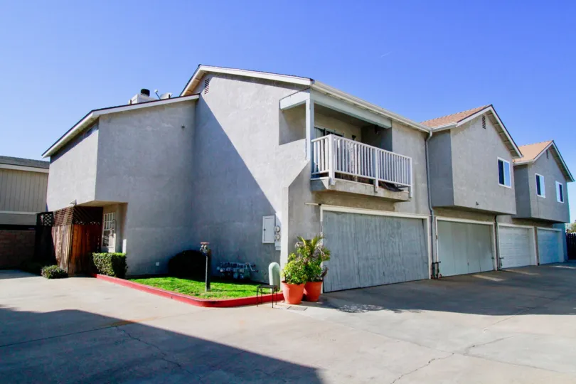 THE GENOA COVE THE HOUSE OUTSIDE PLACE FOR PLAYING OUTDOOR GAMES IS NICE IN COSTA MESA IN CA