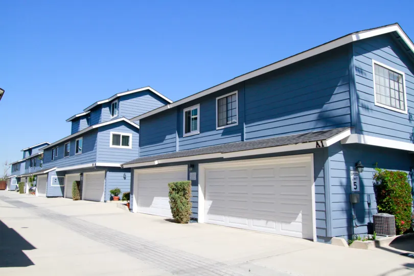 Residential homes with garage doors in Harbor Pointe North community.