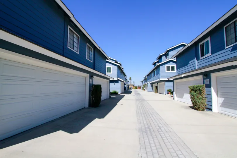 Harbor Pointe North Costa Mesa California bulding two side same huge building top floor blue color window glass attached ground floor white color