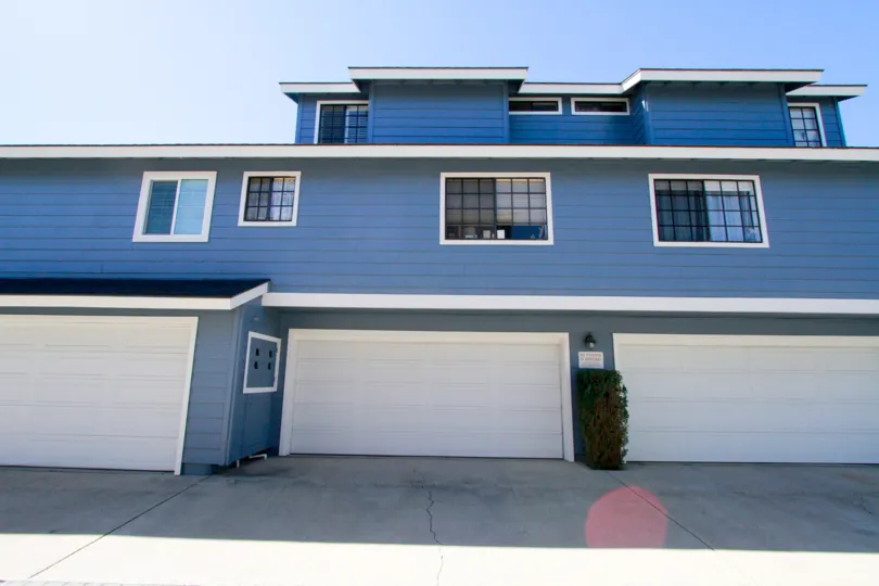 Harbor Pointe North Costa Mesa California boat shaped like building structure with blue color paint