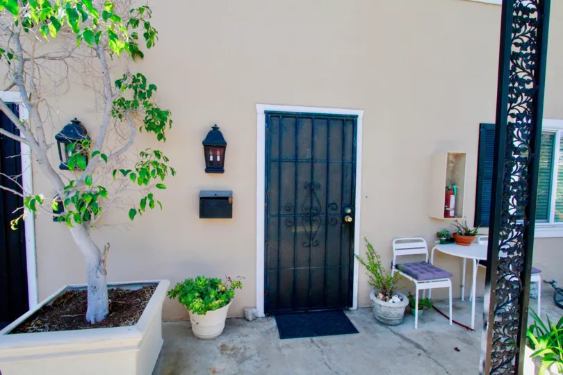 Orleans Townhouse building with patio chairs and table.