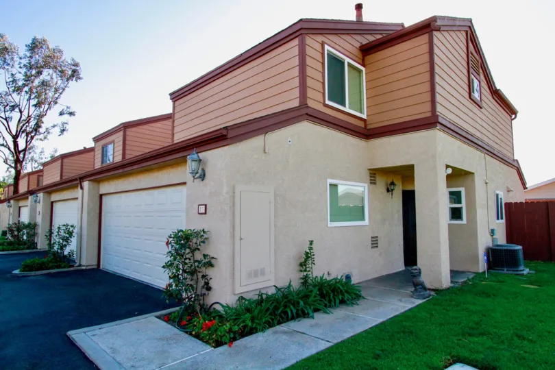 Villa with green lawn and parking in Pacific Crest Villas of Costa Mesa