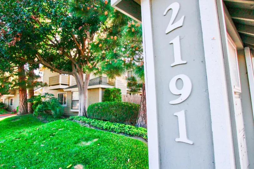 Apartments. com is the leading rental listing website, offering renters online house rental and apartment information for more than 500, 000 available units. Powered by CoStar, the Apartments. com network of sites includes Apartments. com, ApartmentFinder