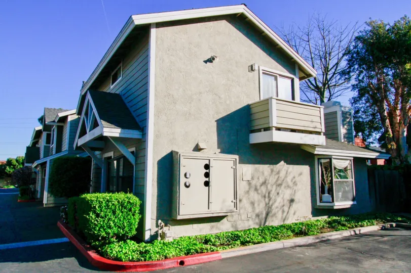 IN QUIET BAY TOWNHOMES DESIGN IS NICE FOR OUTSIDE LOOKING IS NICE IN COSTA MESA IN CALIFORNIA
