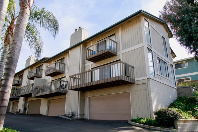 Marvellous Villas balcony and palm trees around with car parking in Sea Bluffs Condos of Costa Mesa