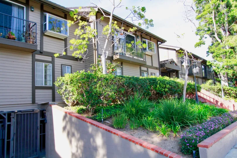 Sea Ridge Condos are located in the Southwest—Westside area of Costa Mesa. The Sea Ridge Condo’s have absolutely fabulous views and most have been recently remodeled. The Sea Ridge Complex was built in 1981