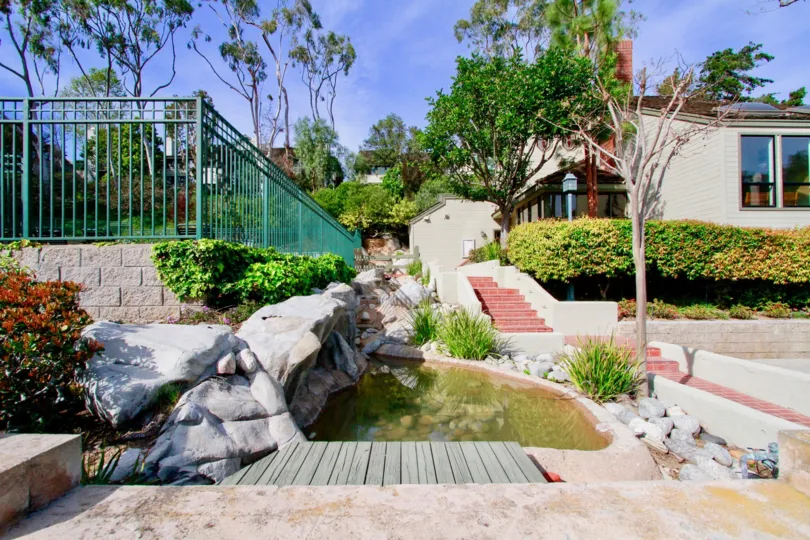 Beautiful home in the neighborhood of Seabluff Canyon located in Costa Mesa, CA.