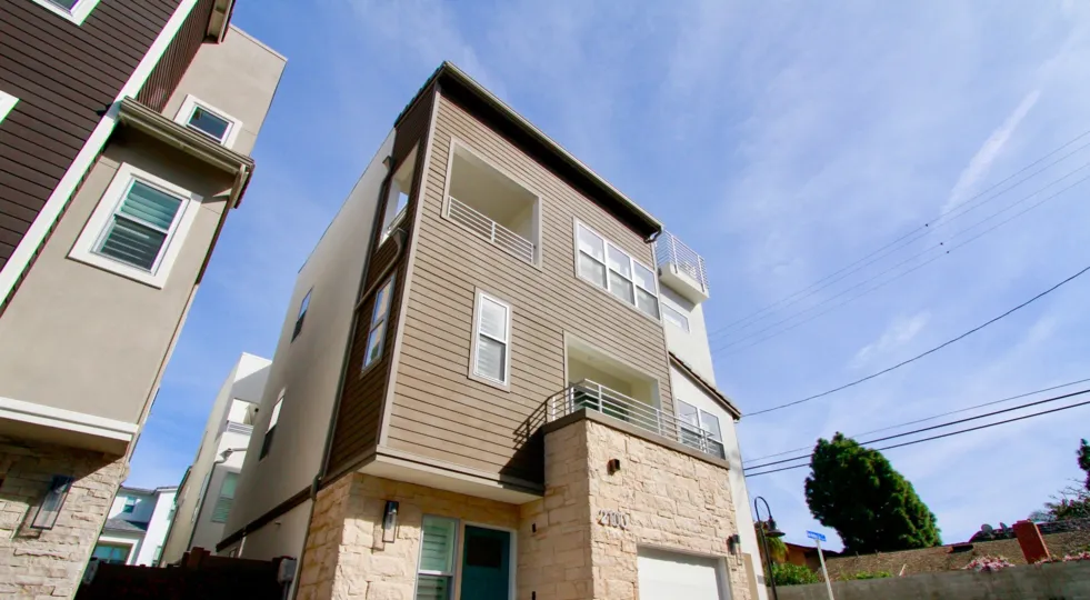 the seabreeze the bulidinds is awesome for beside house in costa mesa in ca