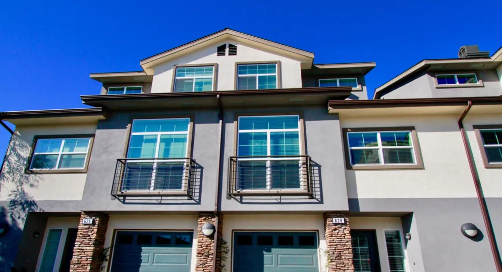A sunny day in the Seabright with huge building and residential area and also with good ventilation with balcony.