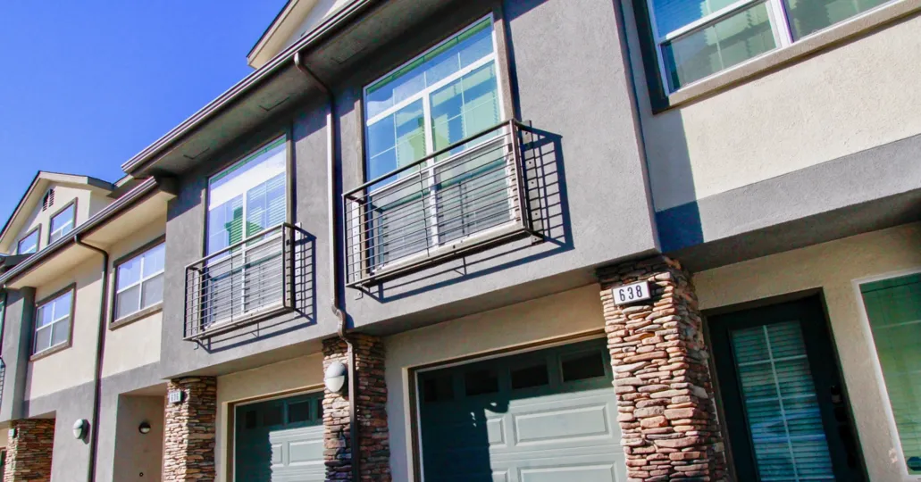Seabright Costa Mesa California has lot of blue coloured glassy window arround the house
