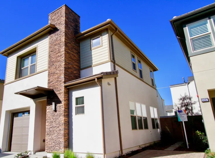 The Edge Costa Mesa California house line shape center pillar gate and window side walk place