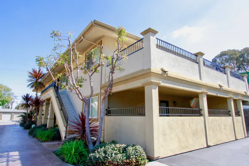 THE VISTA SPRINGS THE HOUSE IS VERY BEAUTIFUL FOR SEEING OUTSIDE IN COSTA MESA IN CA