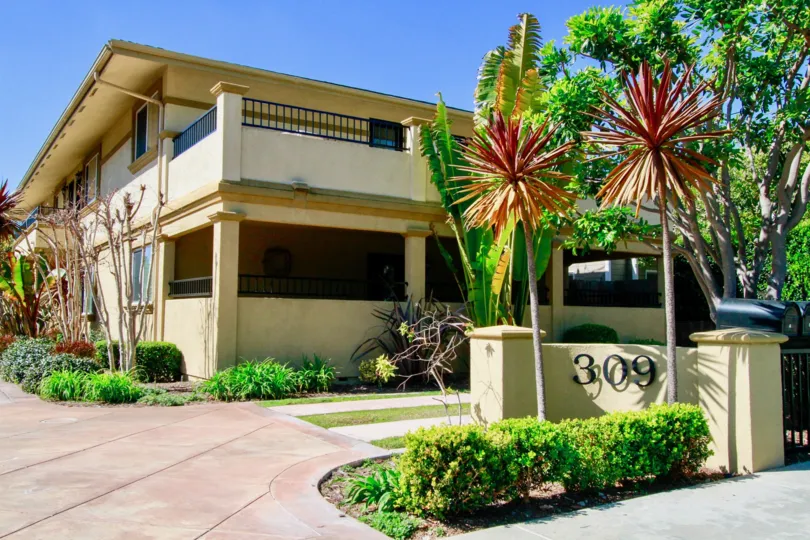 Another sunny day in Costa Mesa, California in the community of Vista Springs