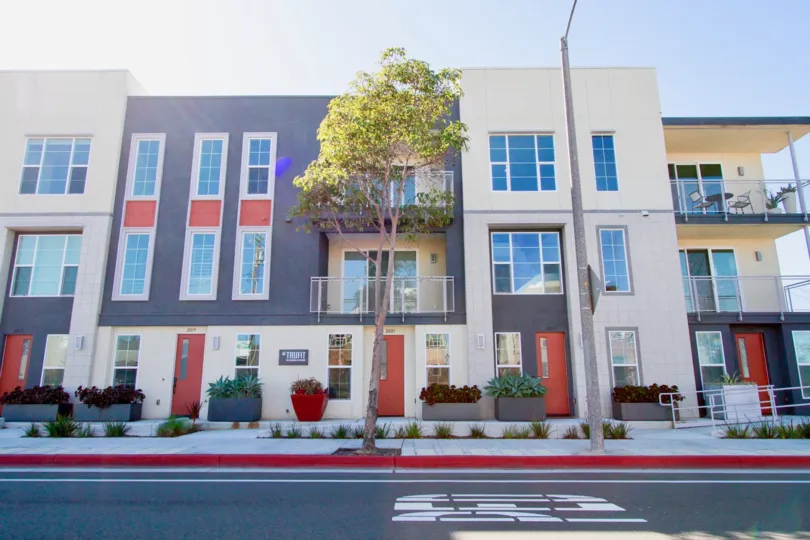 the appartment with terrece and lot of neat and long glass door which is locate in west place of costa mesa, california