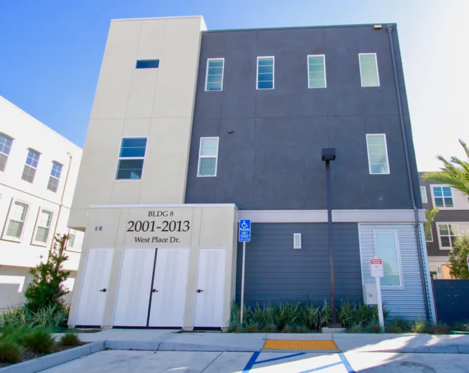 Beautiful coloured Villa with number and parking place in West Place of Costa Mesa