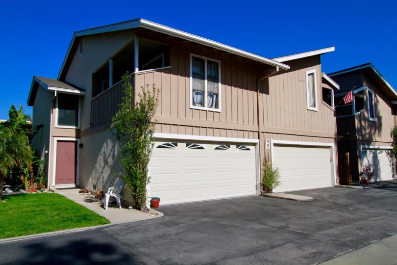 Woodstream Condos Costa Mesa California very large space front very nice road grass coverdes in building