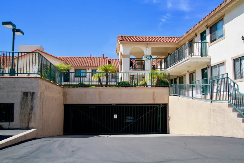 A BIG SIZE HOUSE WITH MAIN ENTRANCE AND TWO SIDE STEPS AND ALSO WITH ROOF TOP AND BALCONY MORE SPECIFICITY AVAILABLE THERE