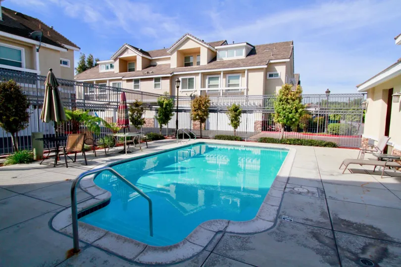 Lincoln Square Cypress California neat buildings surrounds a nice swimming pool