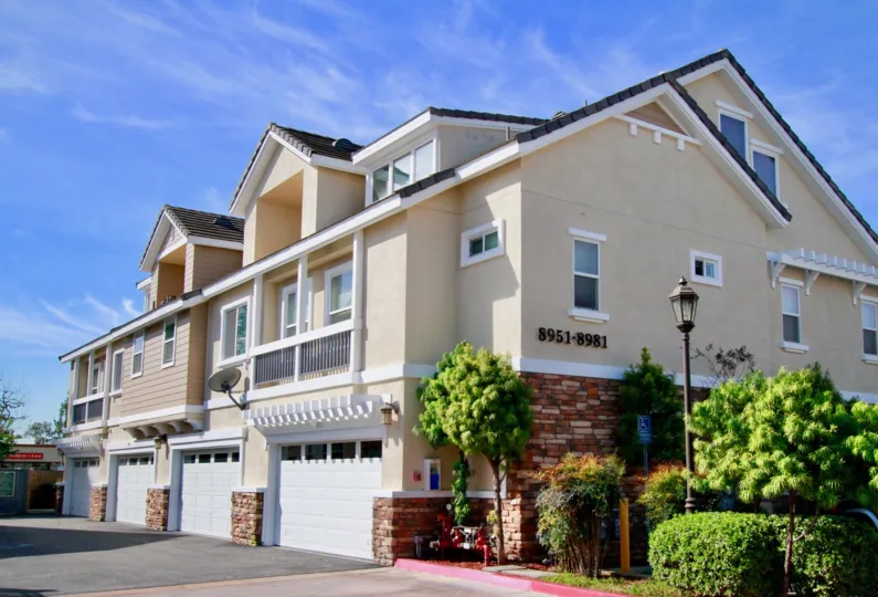 Building 8951-8981 located in Lincoln Square community of Cypress, California
