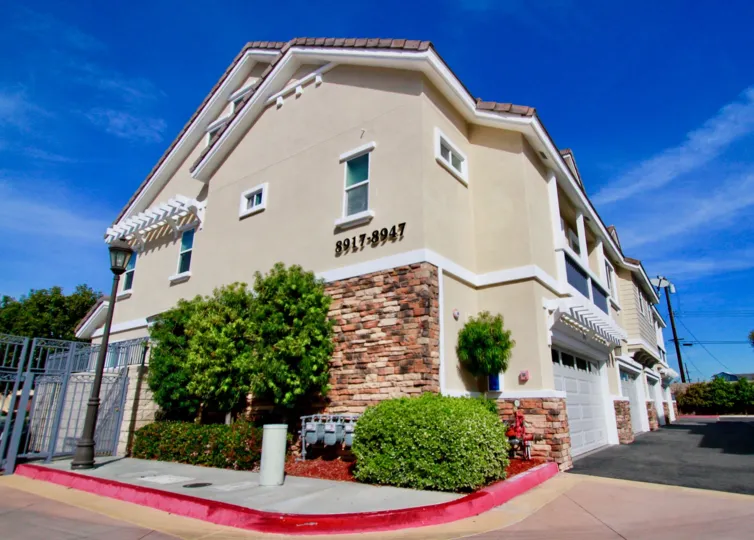 Beautiful modern style home located in the Lincoln Square section of Cypress