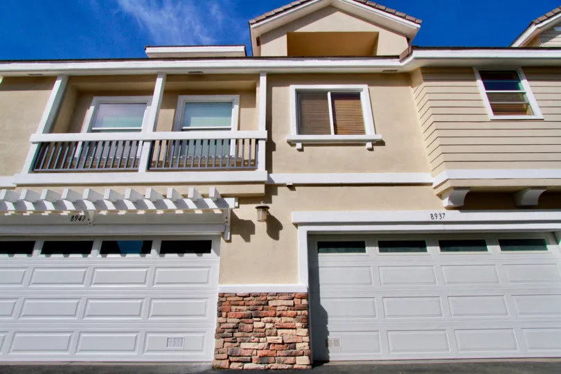 A BUILDING LOOKS LIKE A BUNGALOW AND A BALCONY ALSO IN FRONT OF THE FIRST FLOOR AND LOOKS BEAUTIFUL