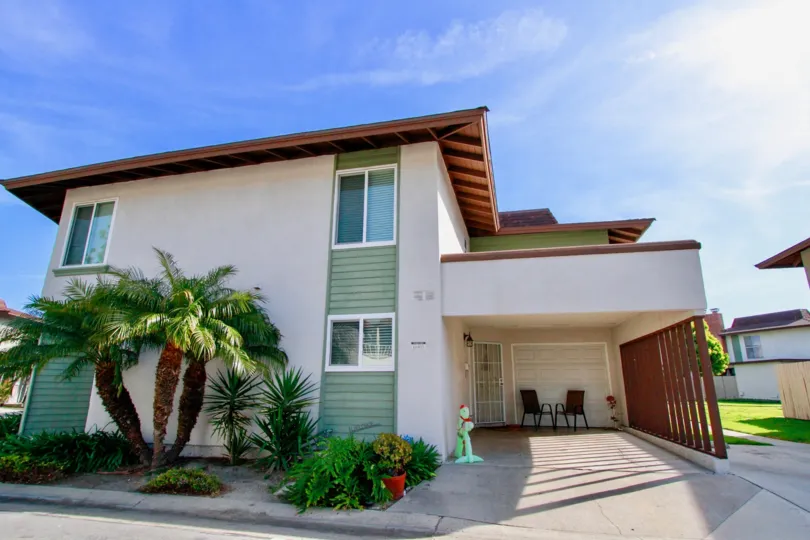 Midwood Manor's cool apartments and neighborhood, Cypress, California