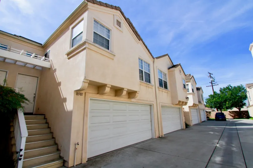 Sweet buildings of Moody Townhomes, Cypress City, California