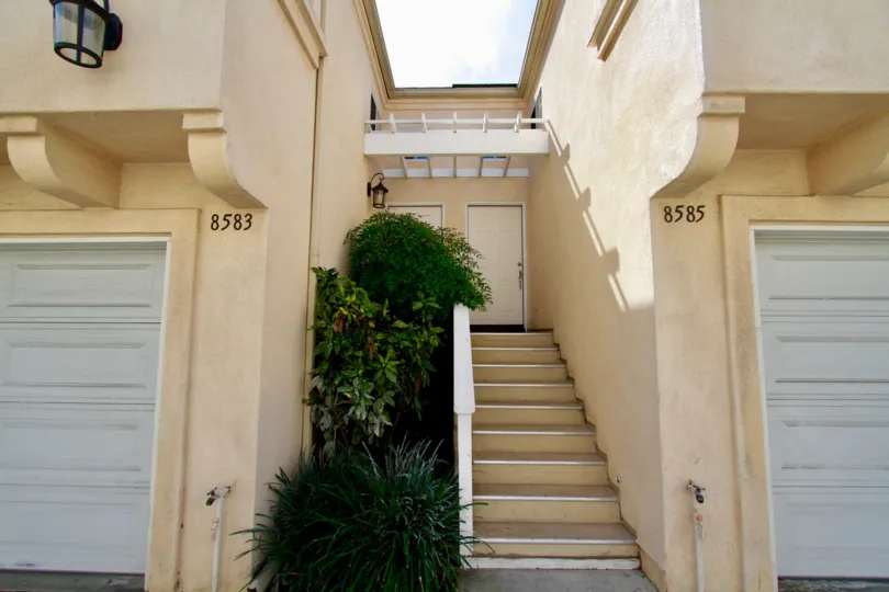 Moody Townhomes Trendy Apartments in Cypress, California
