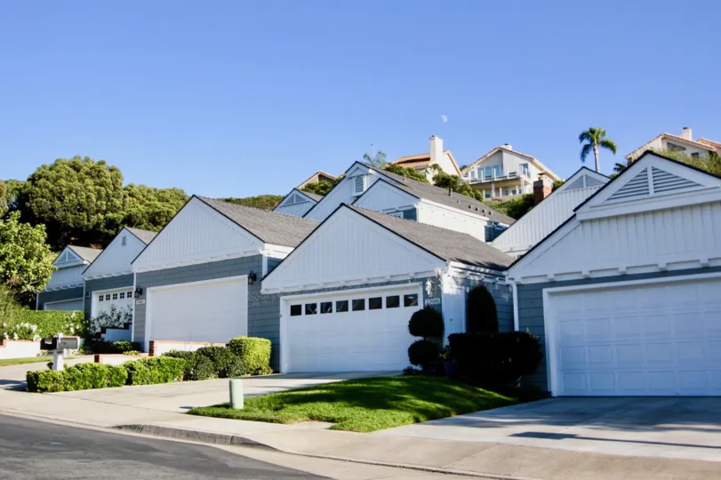 Between the Two Villas in Cape Cove has meadow with bushes