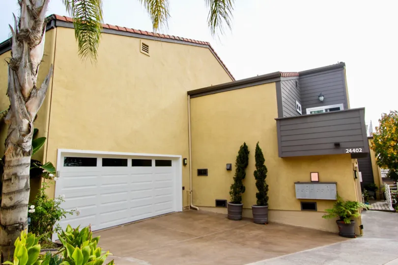 THE 24402 HOUSE IN THE CASA DANA WITH THE FLOWER POT, PLANTS, TREES