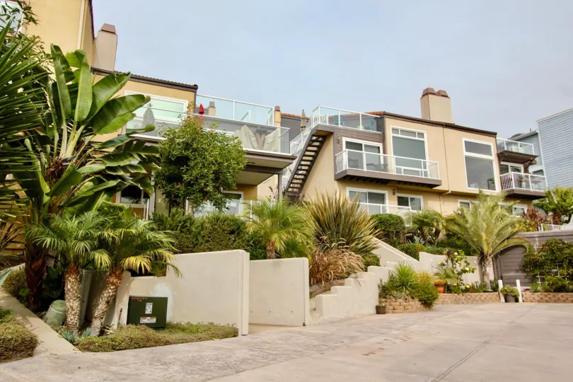 a warm day in the casa dana with a building that has glass wall in it