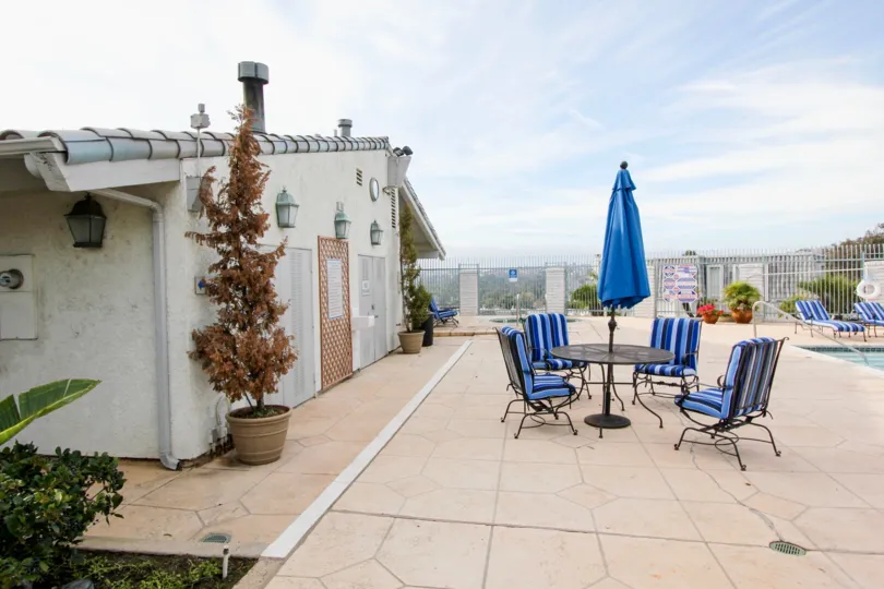 THE ROOM IN THE DANA BLUFFS WITH THE SWIMMING POOL, UMBRELLA, CHAIRS