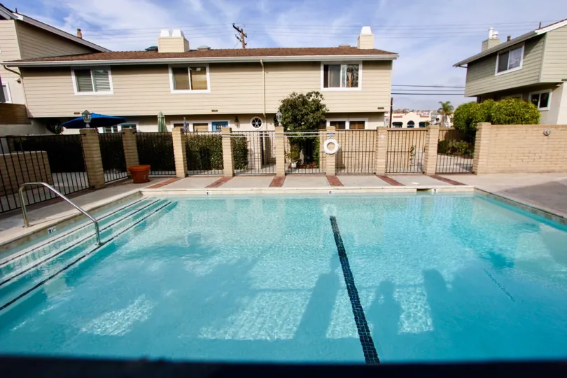 a plasant day in the golden lantern villas with house that his swimming pool and windows on 3