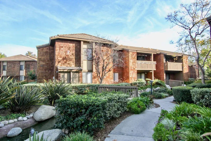 THIS PICTURE SHOWS THAT THE BUNGALOW IN THE HARBOR CREEK WITH THE ROCK, WATER, BALCONIS, PLANTS, TREES