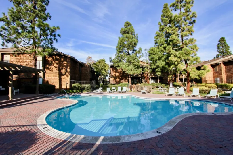 a pleasant day in the harbor creek with house that has swimming pool and 9 chairs