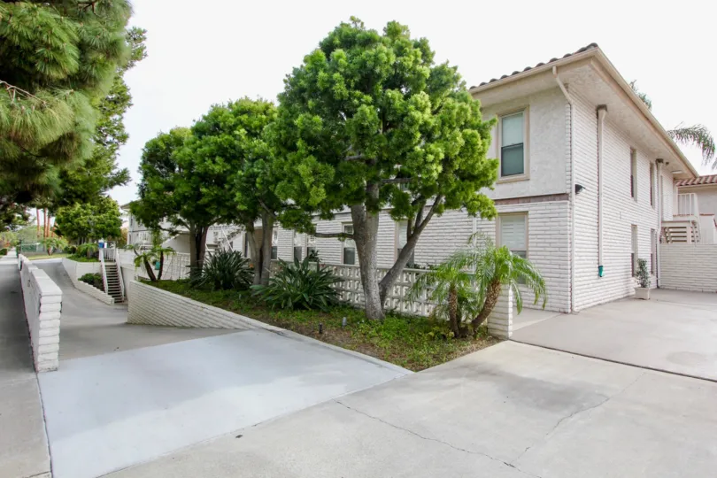 Like a garden in side to the house has bushes and trees on meadow in Las Mariannas