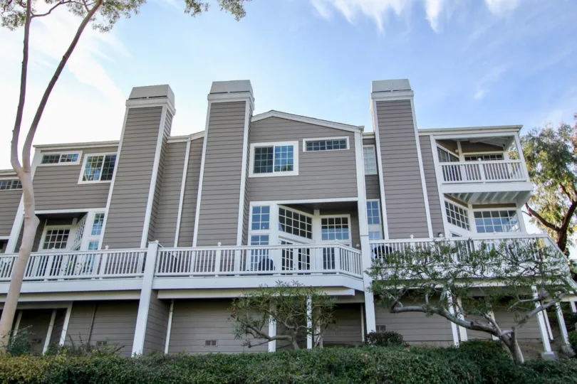 Sideview with plants and trees of Marinita Townhomes community, Dana Point, CA