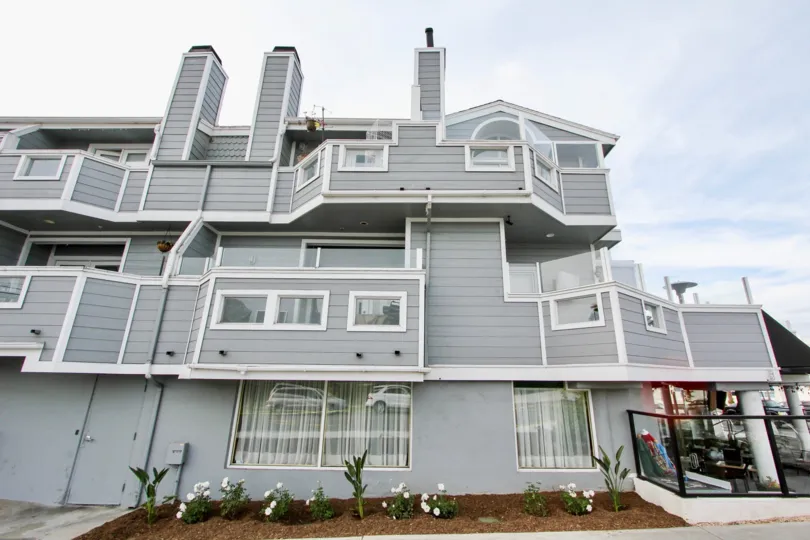 Plants with white flowers is placed side to the apartment in Meridian
