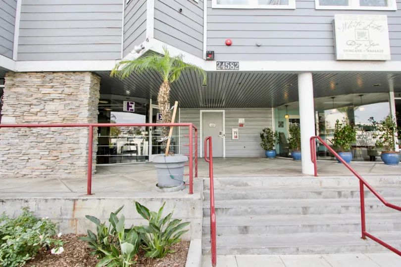 THE 24582 BUILDING IN THE MERIDIAN WITH THE UPSTAIRS, FLOWER POT, PLAMTS, CHAIR
