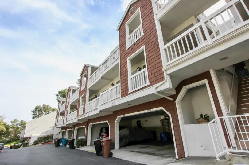 THE HOUSE IN THE PACIFIC TERRACE WITH THE DUSTBINS, STEPS, CAR PARKING