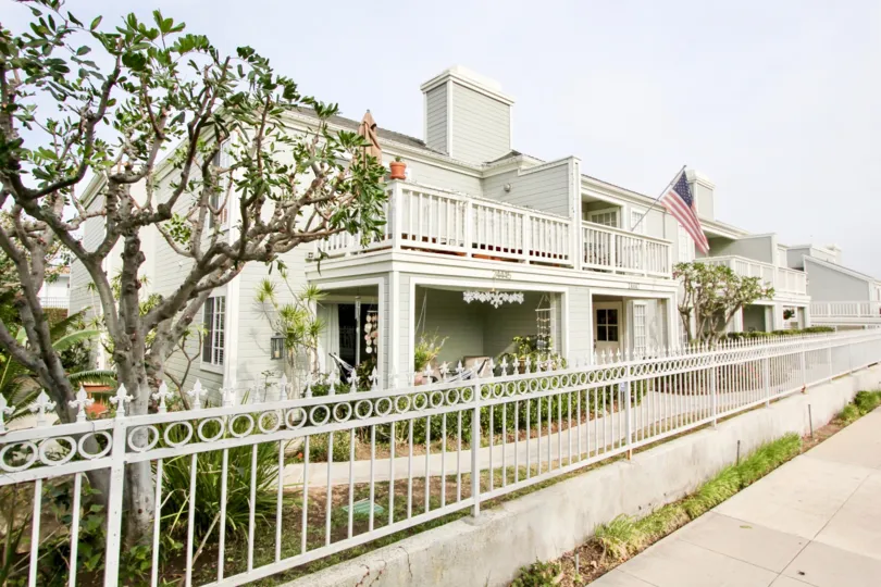 THE APARTMENT IN THE PILGRIMS BLUFF WITH THE FLAG, TREES, PLANTS