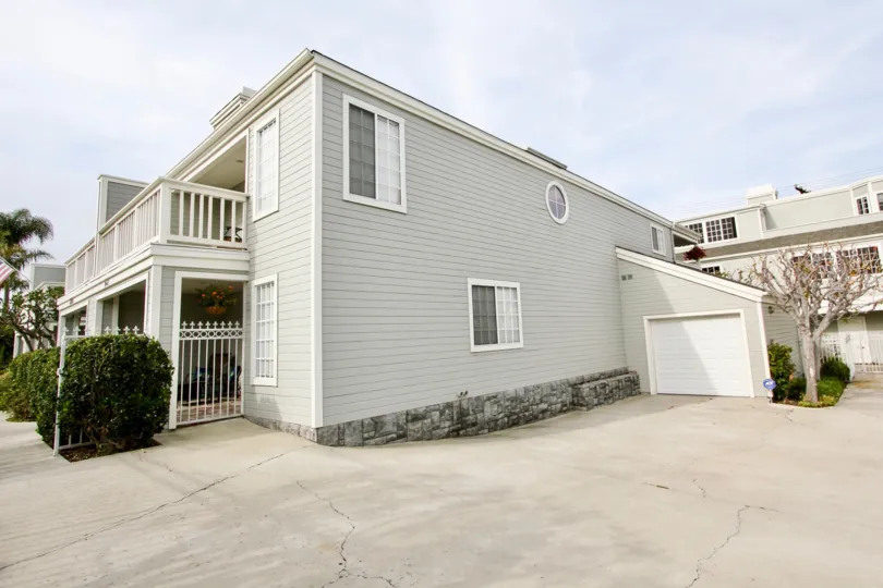 A sunny day in the Pilgrims Bluff with a modern house.