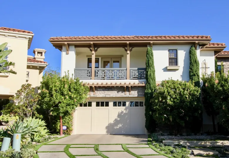 A sunny day in the Pointe Monarch with a vintage style house.