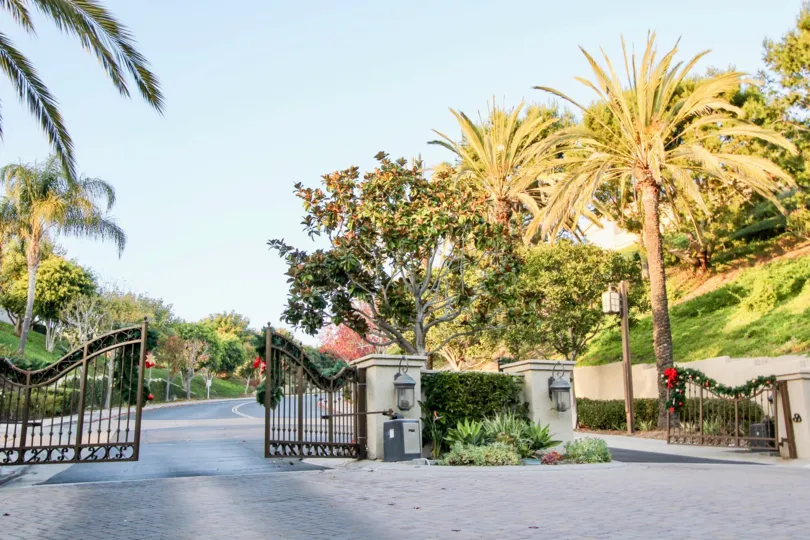 Two gates is open for a single way to apartment with lamp in Ritz Pointe